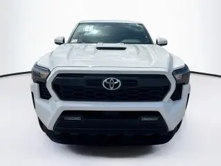 Toyota Tacoma 2024 4x2 TRD Sport 4 puertas Double Cab batea de 5.0 pies
