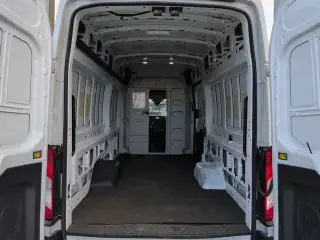 Ford Transit 2024 350 HD 3 puertas Batalla Larga Techo Alto Ruedas Traseras Dobles Furgoneta de Carga Extendida con P.V.B. de 11,000 Lb.