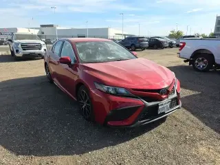 Toyota Camry 2021 SE Sedán de 4 puertas