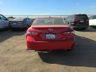 Toyota Camry 2021 SE Sedán de 4 puertas