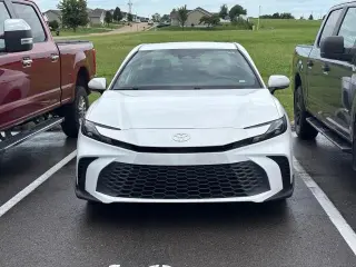Toyota Camry 2025 SE sedán de 4 puertas