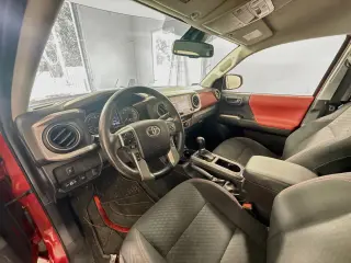 Toyota Tacoma 2022 4x2 SR5 V6 4 puertas Doble Cabina Caja Corta de 5.0 pies