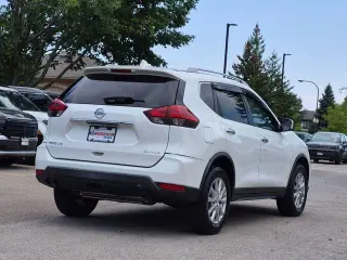 Nissan Rogue 2017 AWD SV 4dr Crossover (lanzamiento de mitad de año)