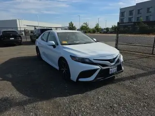 Toyota Camry 2022 SE Sedán de 4 puertas