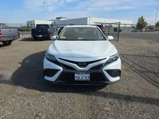 Toyota Camry 2022 SE Sedán de 4 puertas