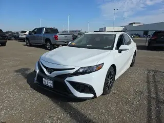 Toyota Camry 2022 SE Sedán de 4 puertas