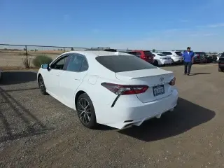 Toyota Camry 2022 SE Sedán de 4 puertas