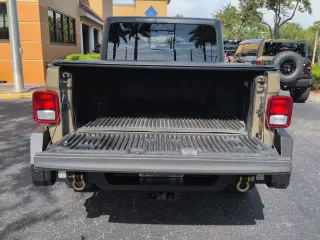 Jeep Gladiator 2020 4x4 Sport Cabina Doble de 4 puertas y caja corta de 5.0 pies