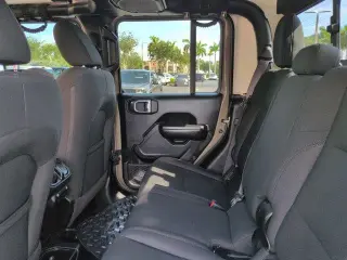 Jeep Gladiator 2020 4x4 Sport Cabina Doble de 4 puertas y caja corta de 5.0 pies