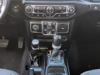 Jeep Gladiator 2020 4x4 Sport Cabina Doble de 4 puertas y caja corta de 5.0 pies