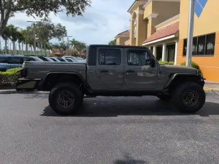 Jeep Gladiator 2020 4x4 Sport Cabina Doble de 4 puertas y caja corta de 5.0 pies