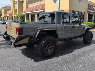 Jeep Gladiator 2020 4x4 Sport Cabina Doble de 4 puertas y caja corta de 5.0 pies