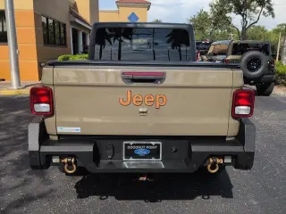 Jeep Gladiator 2020 4x4 Sport Cabina Doble de 4 puertas y caja corta de 5.0 pies