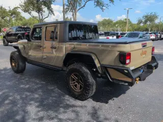 Jeep Gladiator 2020 4x4 Sport Cabina Doble de 4 puertas y caja corta de 5.0 pies