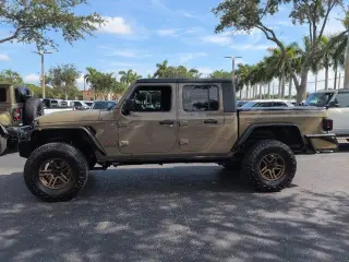 Jeep Gladiator 2020 4x4 Sport Cabina Doble de 4 puertas y caja corta de 5.0 pies
