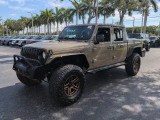 Jeep Gladiator 2020 4x4 Sport Cabina Doble de 4 puertas y caja corta de 5.0 pies