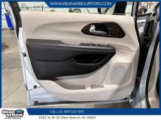 Chrysler Pacifica 2023 Limited Minivan de 4 puertas