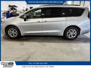 Chrysler Pacifica 2023 Limited Minivan de 4 puertas