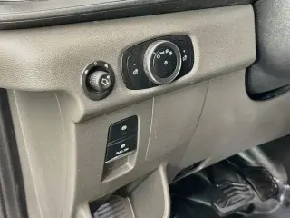 Ford Transit 2025 250 3 puertas, distancia entre ejes extralarga (LWB), techo alto, furgoneta de carga extendida