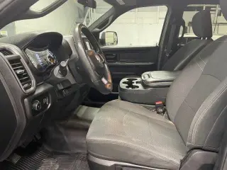 Ram 2500 2021 4x4 Tradesman Cabina de 4 puertas Crew 6,3 pies SB Camioneta