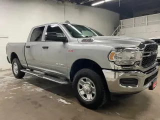 Ram 2500 2021 4x4 Tradesman Cabina de 4 puertas Crew 6,3 pies SB Camioneta