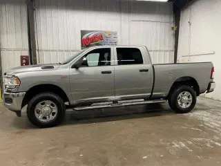 Ram 2500 2021 4x4 Tradesman Cabina de 4 puertas Crew 6,3 pies SB Camioneta
