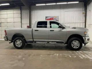 Ram 2500 2021 4x4 Tradesman Cabina de 4 puertas Crew 6,3 pies SB Camioneta