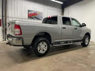 Ram 2500 2021 4x4 Tradesman Cabina de 4 puertas Crew 6,3 pies SB Camioneta