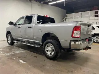Ram 2500 2021 4x4 Tradesman Cabina de 4 puertas Crew 6,3 pies SB Camioneta