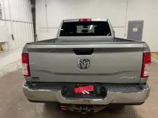 Ram 2500 2021 4x4 Tradesman Cabina de 4 puertas Crew 6,3 pies SB Camioneta