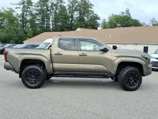 Toyota Tacoma 2024 4x4 TRD Sport 4p Puerta Doble 5.0 ft SB 8V