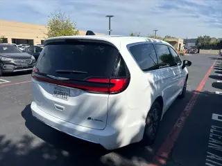 Chrysler Pacifica Plug-In Hybrid 2024 Select Mini-Van 4p
