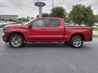 Chevrolet Silverado 1500 2019 4x4 RST 4p Cabina de Tripulante estandarte