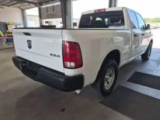 Ram 1500 Classic 2022 4x4 Tradesman Cabina Quad de 4 puertas y caja corta de 6.3 pies