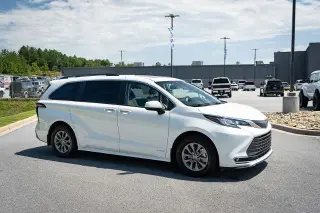 Toyota Sienna 2021 AWD XLE 7 pasajeros Mini-Van 4 puertas