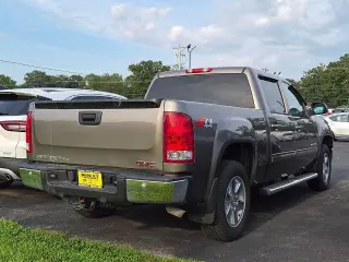 GMC Sierra 1500 2013 4x4 SLT Cabina Doble 4 pnas. Cama Corta de 5.8 pies