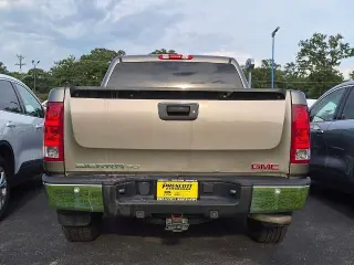 GMC Sierra 1500 2013 4x4 SLT Cabina Doble 4 pnas. Cama Corta de 5.8 pies