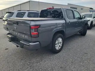 Nissan Frontier 2024 4x4 SV Cabina Doble 4 puestas Caja Corta de 5 pies