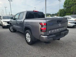Nissan Frontier 2024 4x4 SV Cabina Doble 4 puestas Caja Corta de 5 pies