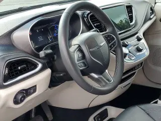 Chrysler Pacifica Plug-In Hybrid 2024 Select Miniván 4p.