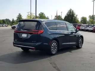 Chrysler Pacifica Plug-In Hybrid 2024 Select Miniván 4p.