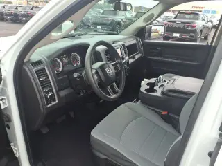 Ram 1500 Classic 2022 4x2 Tradesman 4p Cabaína Tripa 5.5 pies ST Camioneta