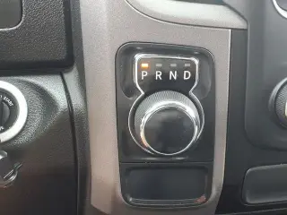 Ram 1500 Classic 2022 4x2 Tradesman 4p Cabaína Tripa 5.5 pies ST Camioneta