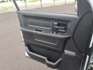 Ram 1500 Classic 2022 4x2 Tradesman 4p Cabaína Tripa 5.5 pies ST Camioneta
