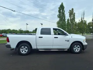 Ram 1500 Classic 2022 4x2 Tradesman 4p Cabaína Tripa 5.5 pies ST Camioneta