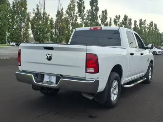 Ram 1500 Classic 2022 4x2 Tradesman 4p Cabaína Tripa 5.5 pies ST Camioneta