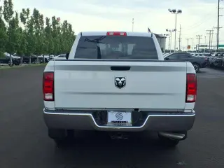 Ram 1500 Classic 2022 4x2 Tradesman 4p Cabaína Tripa 5.5 pies ST Camioneta