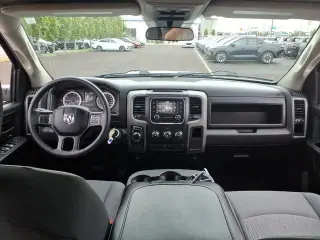 Ram 1500 Classic 2022 4x2 Tradesman 4p Cabaína Tripa 5.5 pies ST Camioneta