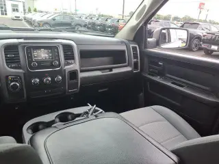 Ram 1500 Classic 2022 4x2 Tradesman 4p Cabaína Tripa 5.5 pies ST Camioneta