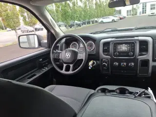 Ram 1500 Classic 2022 4x2 Tradesman 4p Cabaína Tripa 5.5 pies ST Camioneta
